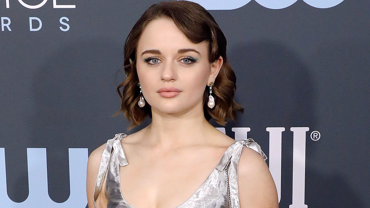 Primo piano di Joey King in una scena