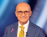 Grande Fratello: Alfonso Signorini annuncia la prima concorrente in maniera usuale