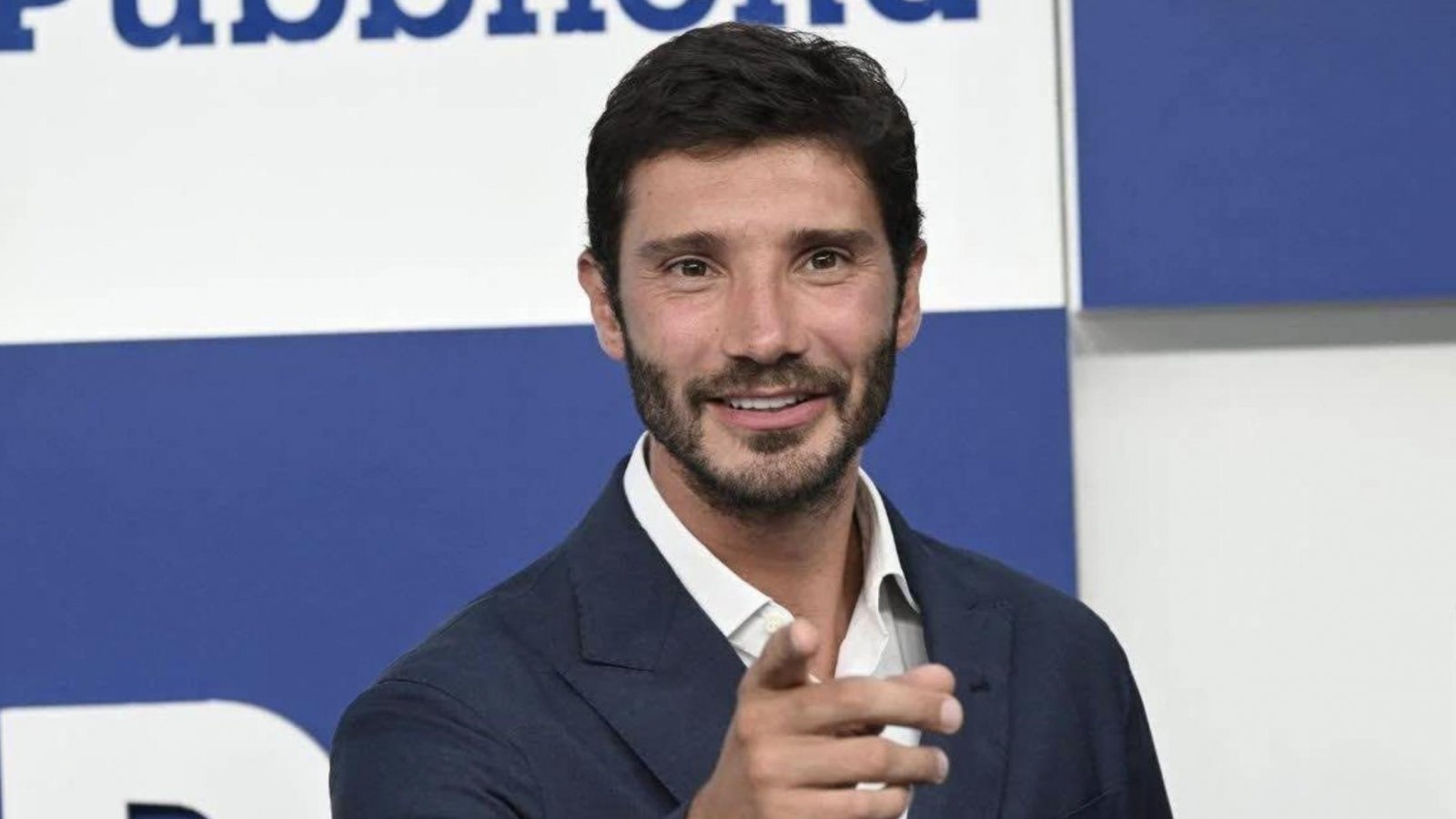 Stefano De Martino, pronto a condurre Affari tuoi