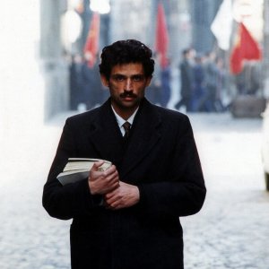 Così ridevano: Enrico Lo Verso in una scena del film