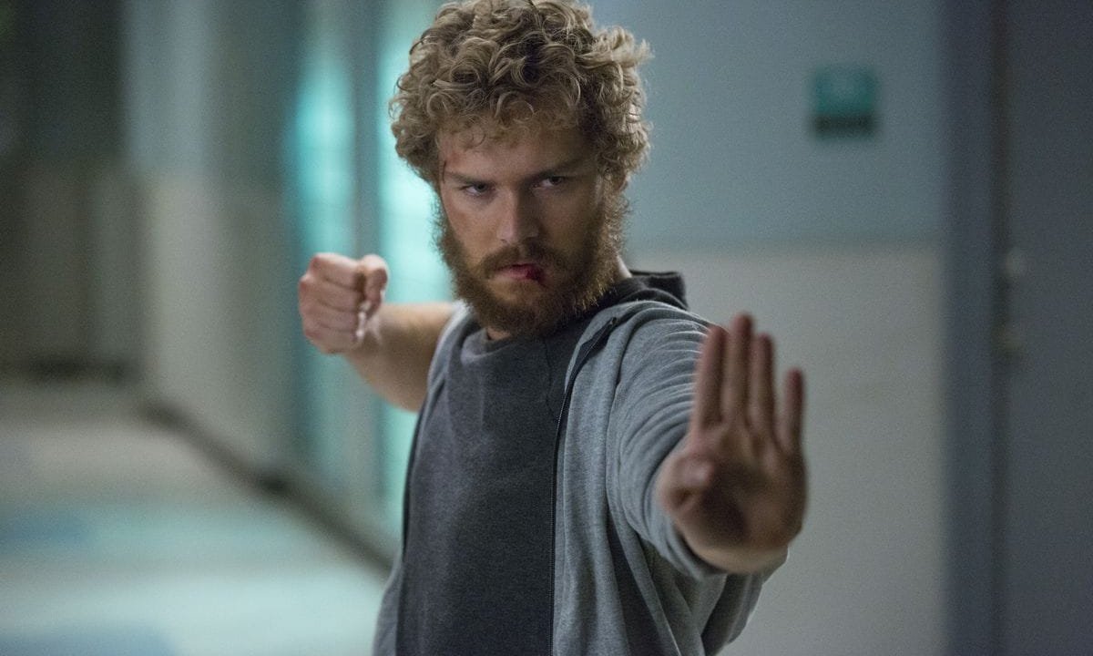 Finn Jones in una scena della serie Iron Fist