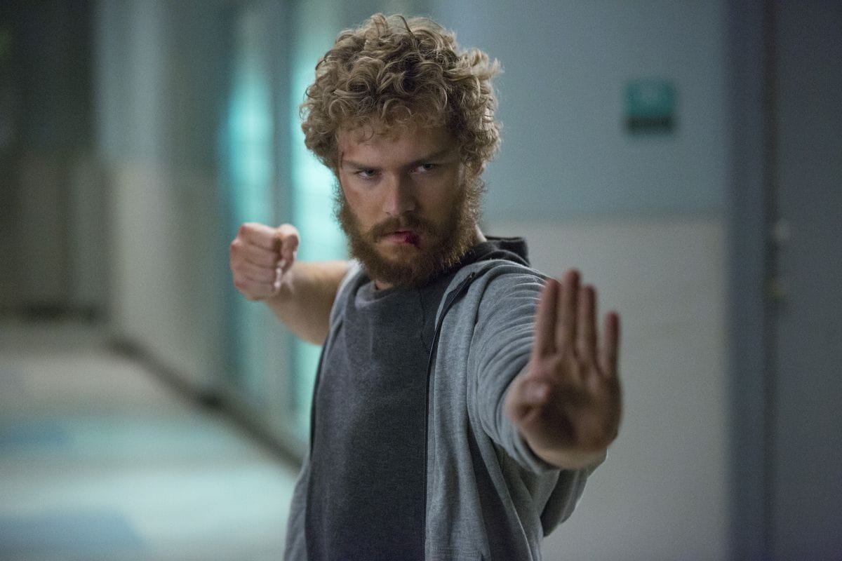 Finn Jones in una scena della serie Iron Fist