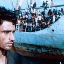 Lamerica: Enrico Lo Verso in una scena del film
