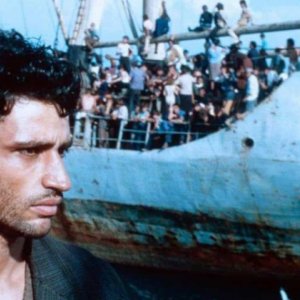 Lamerica: Enrico Lo Verso in una scena del film