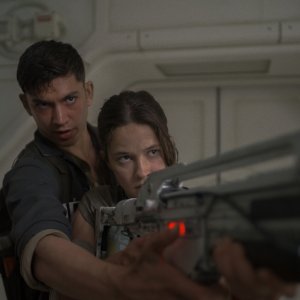 Alien: Romulus - Cailee Spaeny con Archie Renaux in una foto