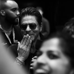 Shah Rukh Khan, seduto tra il pubblico di Locarno 2024, manda un bacio ai fan