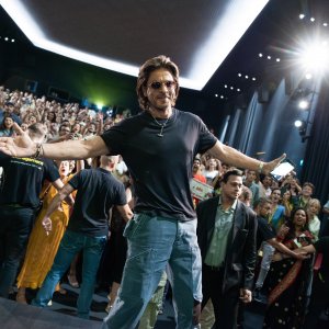 L'abbraccio di Shah Rukh Khan al pubblico del Festival di Locarno 2