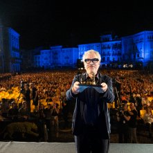 Alfonso Cuaron stringe il Lifetime Achievement Award davanti alla Piazza Grande a Locarno 2024