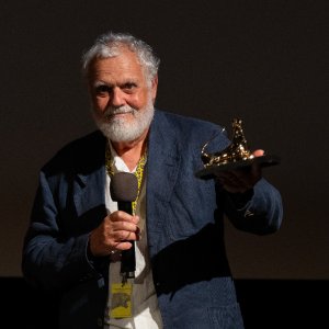 Marco Tullio Giordana con in mano il Pardo d'oro alla carriera assegnatogli dal Festival di Locarno 2024