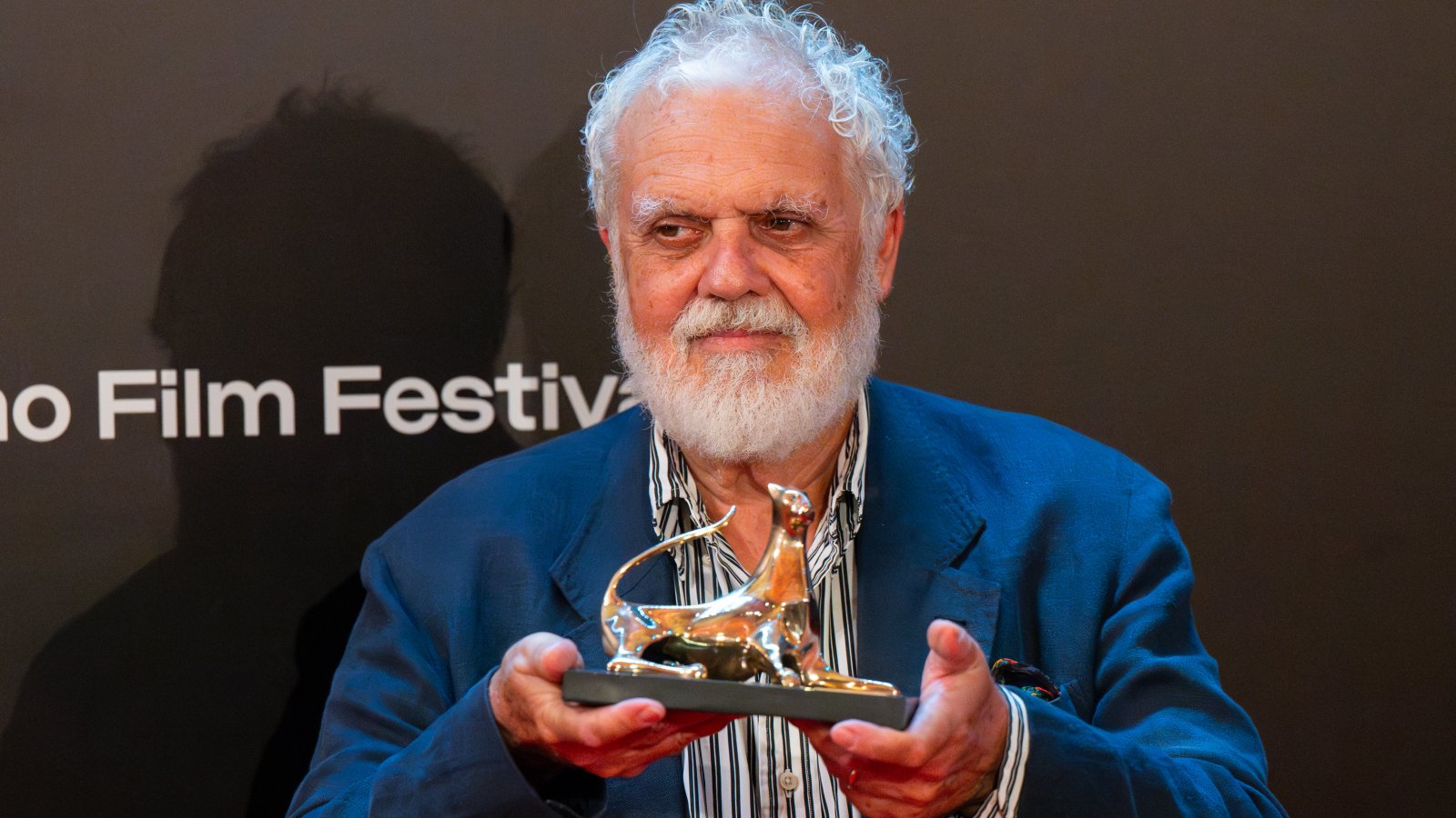 Marco Tullio Giordana con in mano il Pardo d'oro alla carriera assegnatogli dal Festival di Locarno 2024