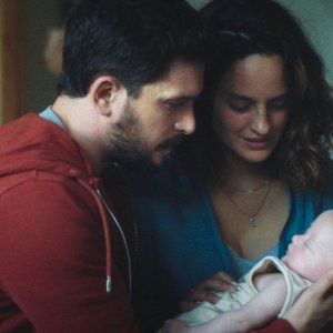 Baby Ruby: Noémie Merlant e Kit Harington in una scena del film