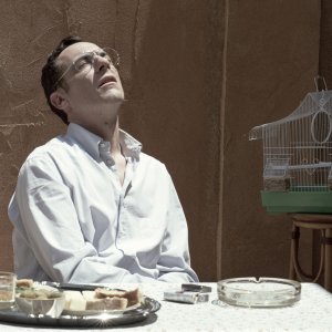 Iddu: Elio Germano in una scena