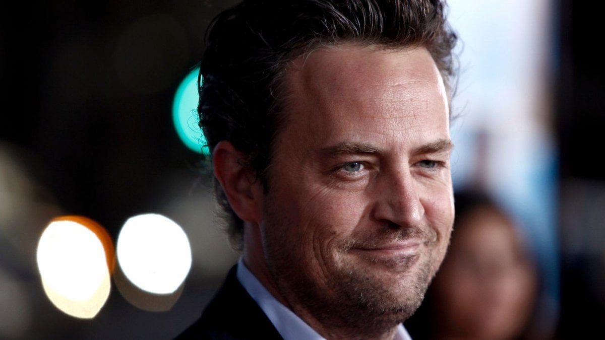 Matthew Perry: le autorità confermano che cinque persone sono accusate di aver contribuito alla sua morte