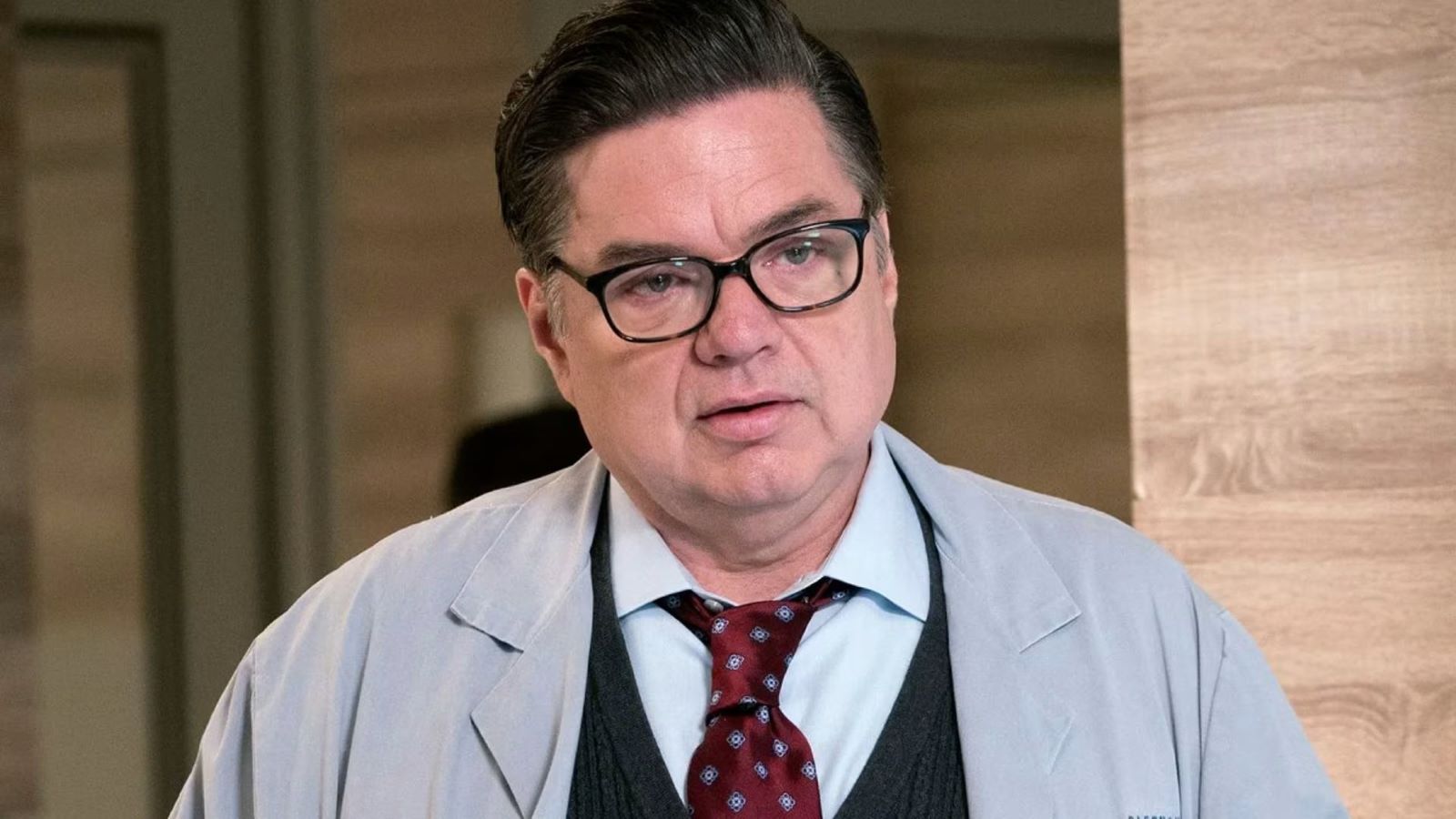 Oliver Platt nei panni del Dr. Daniel Charles