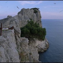 Sulla terra leggeri: i giovani protagonisti su una scogliera
