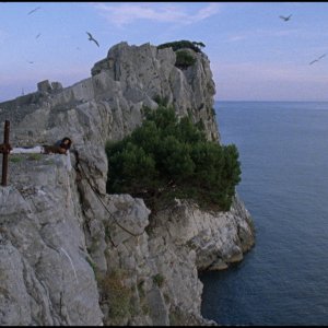 Sulla terra leggeri: i giovani protagonisti su una scogliera