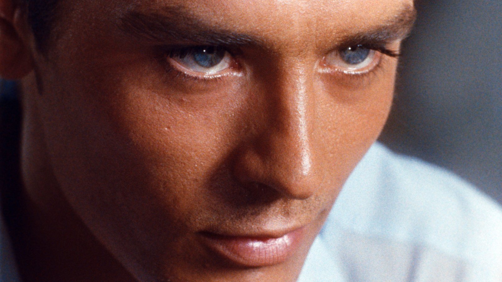 Lo sguardo indimenticabile di Alain Delon.