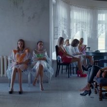 Toxic: le giovani protagoniste in attesa di scattare le foto