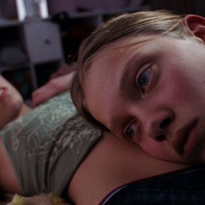 Toxic: Vesta Matulyte ascolta la pancia di Ieva Rupeikaite