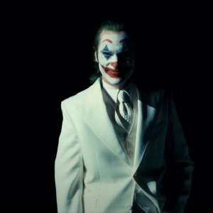 Joker: Folie à Deux - Joaquin Phoenix vestito di bianco
