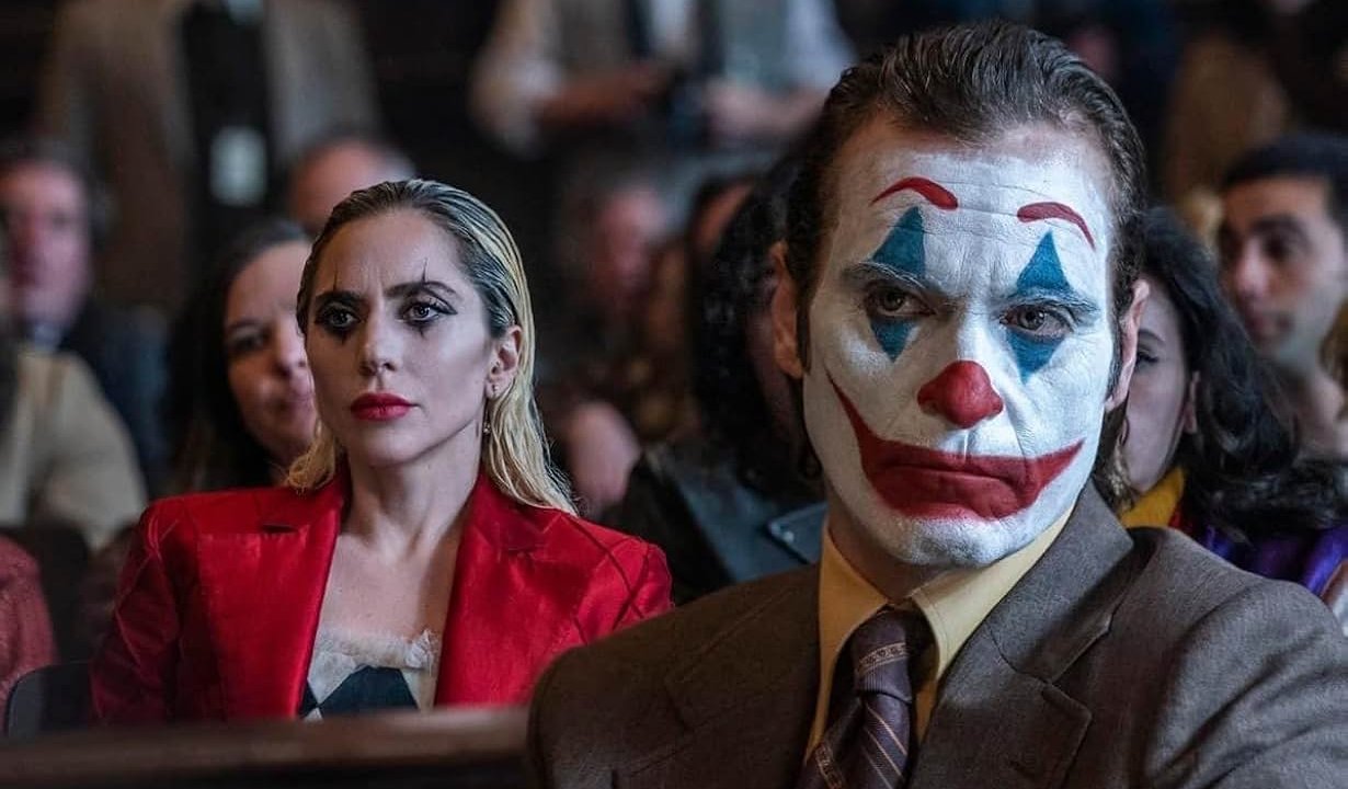 Joaquin Phoenix in una scena di Joker 2 con Lady Gaga