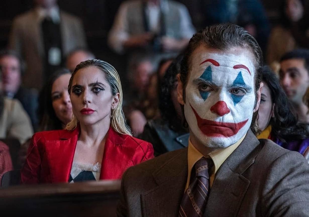 Joaquin Phoenix in una scena di Joker 2 con Lady Gaga