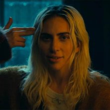 Joker: Folie à Deux - Lady Gaga mima una pistola alla tempia