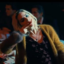 Joker: Folie à Deux - Lady Gaga si sporca le labbra di lipstick rosso