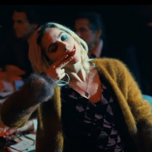 Joker: Folie à Deux - Lady Gaga si sporca le labbra di lipstick rosso