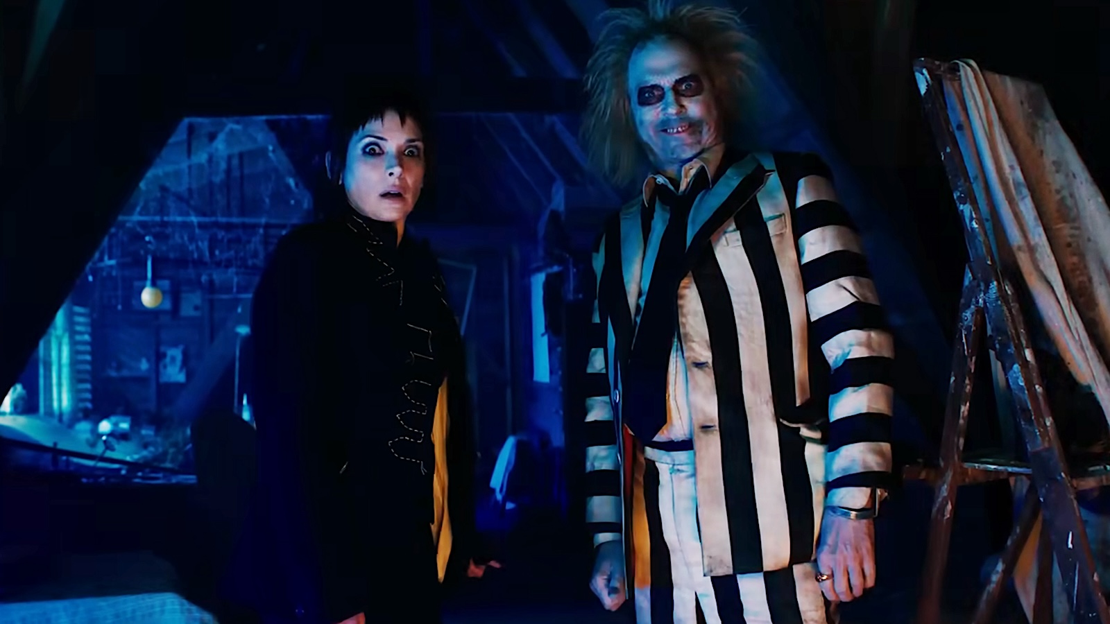 Winona Ryder e Michael Keaton in Beetlejuice Beetlejuice