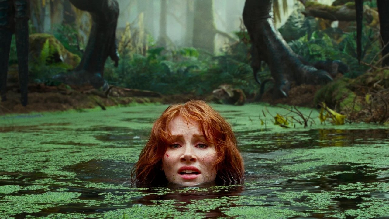 Bryce Dallas Howard in una scena di Jurassic World