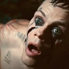 The Crow - Il Corvo: Bill Skarsgård in un primo piano durante una scena