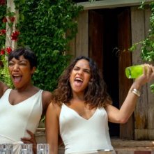Blink Twice: Adria Arjona, Naomi Ackie in un'immagine