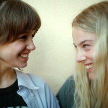 Paradise Is Burning: Bianca Delbravo e Ida Engvoll in una scena