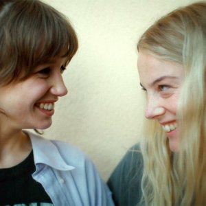 Paradise Is Burning: Bianca Delbravo e Ida Engvoll in una scena