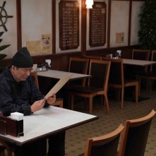 Broken Rage: Takeshi Kitano consulta il menù di un ristorante
