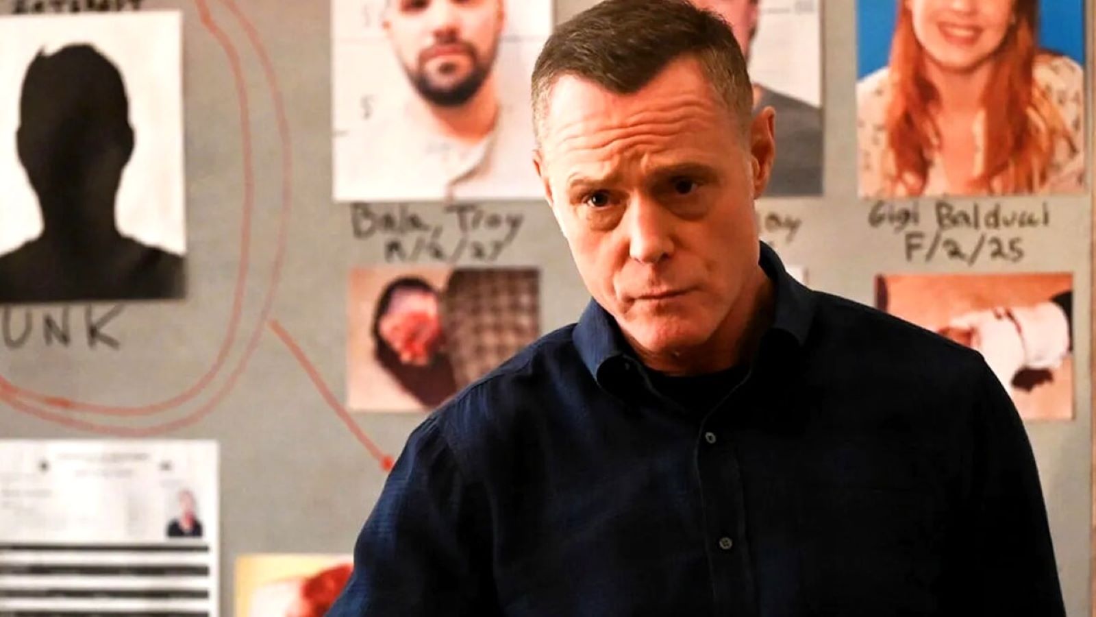 Jason Beghe è Hank Voight