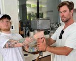 Chris Hemsworth sorprende 70.000 fan suonando la batteria al concerto di Ed Sheeran