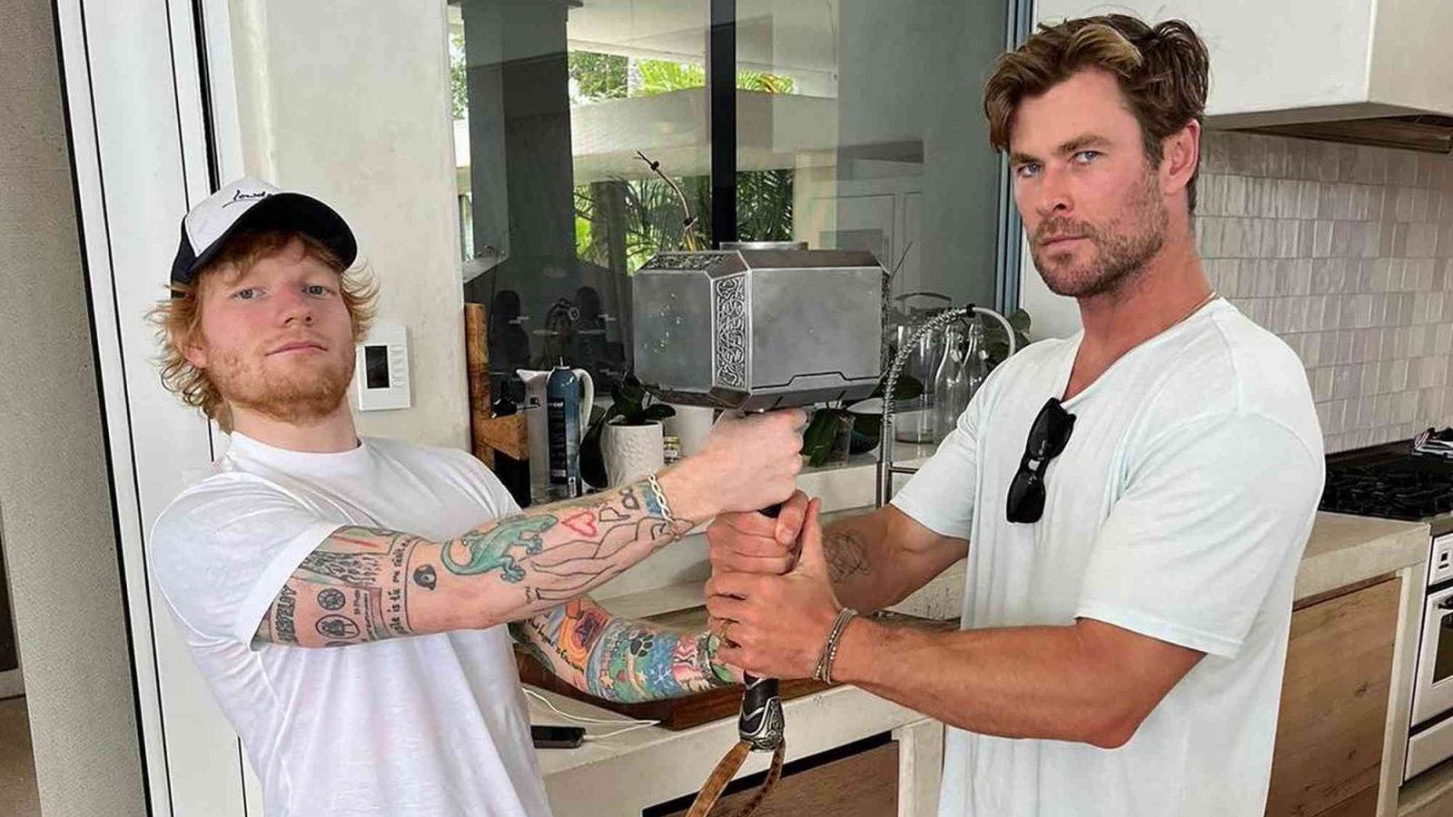 Chris Hemsworth e il cantante Ed Sheeran si contendono il martello di Thor