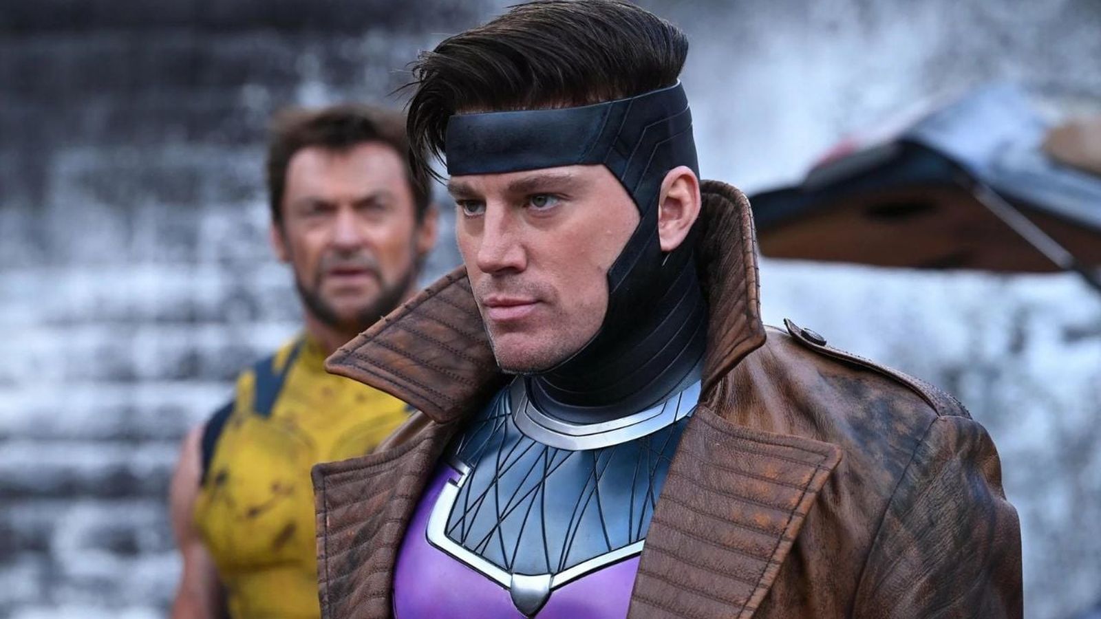 Channing Tatum nei panni di Gambit, con Hugh Jackman sullo sfondo