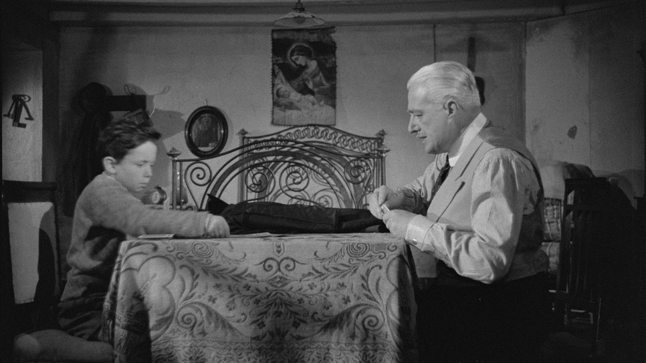 Vittorio De Sica gioca a carte in una scena