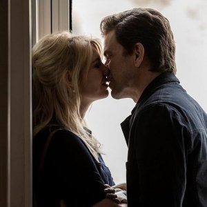 Families Like Ours: Nikolaj Lie Kaas, Helene Reingaard Neumann in una scena romantica