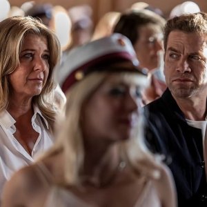 Families Like Ours: Nikolaj Lie Kaas, Paprika Steen durante una scena