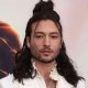 Ezra Miller: il padre di Tokata Iron Eyes ritira le accuse di adescamento di minore dopo quasi tre anni