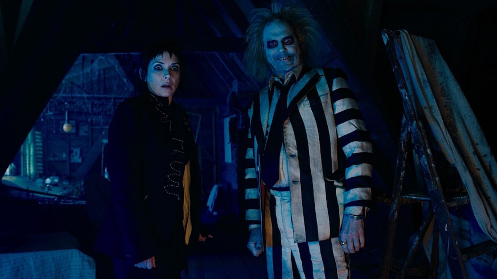 Winona Ryder e Michael Keaton in Beetlejuice Beetlejuice