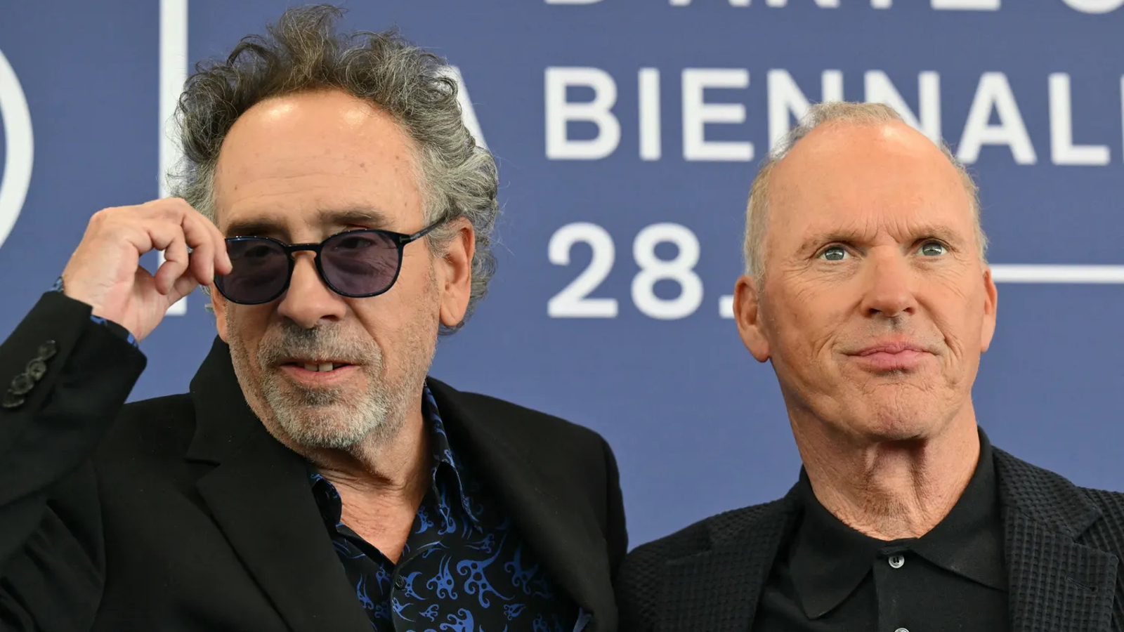 Tim Burton e Michael Keaton al photocall di Venezia 2024