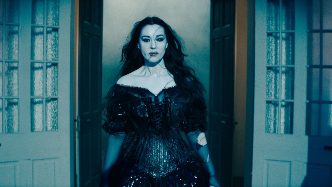 Monica Bellucci nella clip di Beetlejuice Beetlejuice