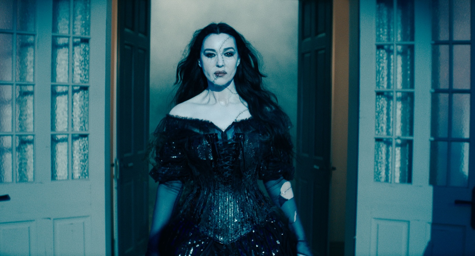 Monica Bellucci nella clip di Beetlejuice Beetlejuice