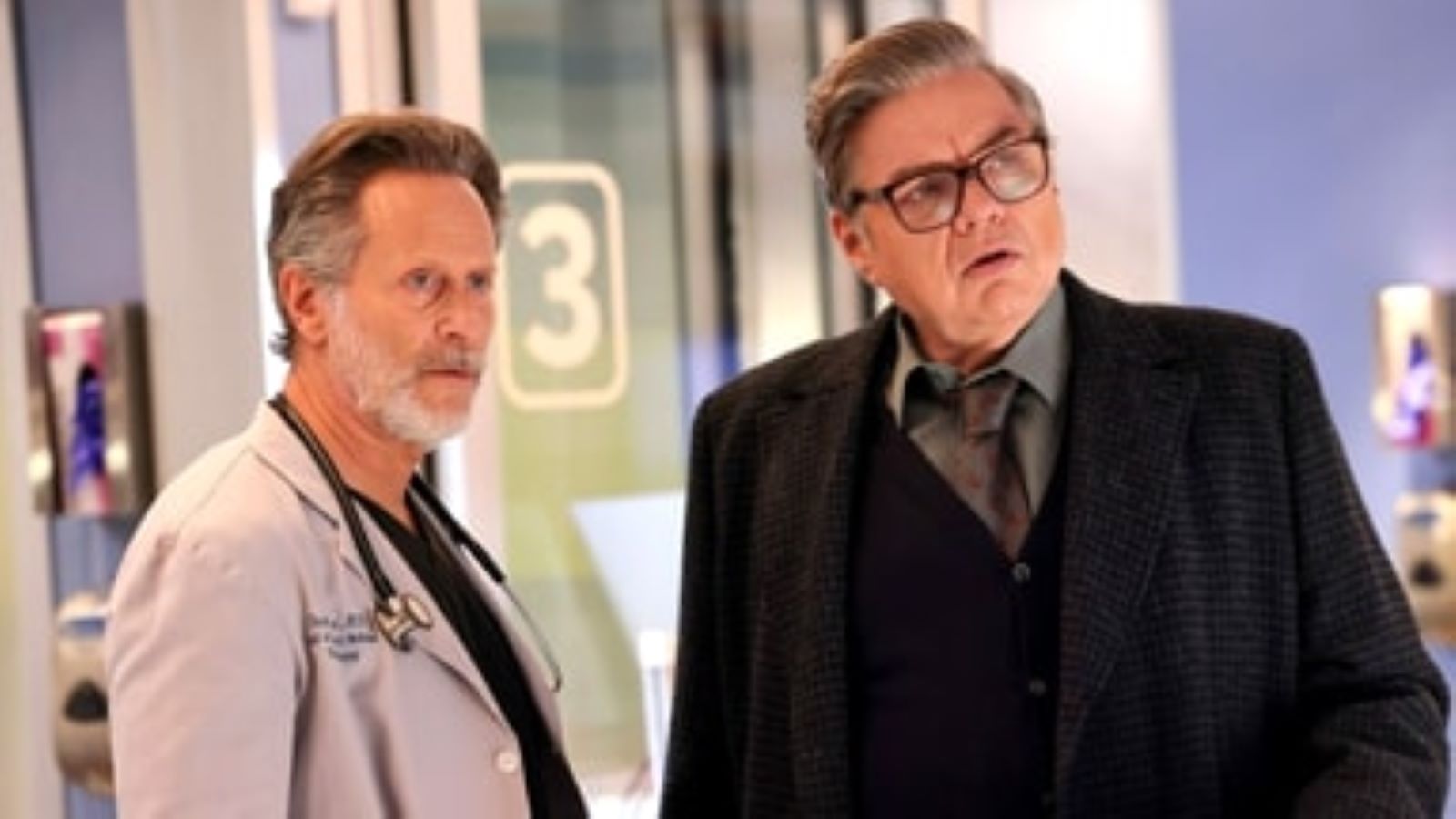 Steven Weber e Oliver Platt in una scena di Chicago Med