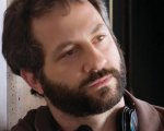 Judd Apatow alla regia di una commedia romantica sui viaggi nel tempo per Universal